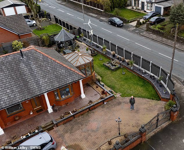 Una pareja de jubilados se vio obligada a derribar una valla de privacidad de dos metros y medio valorada en £4.500 después de que los vecinos se quejaran de que era más intrusiva que el seto de nueve pies que reemplazó.