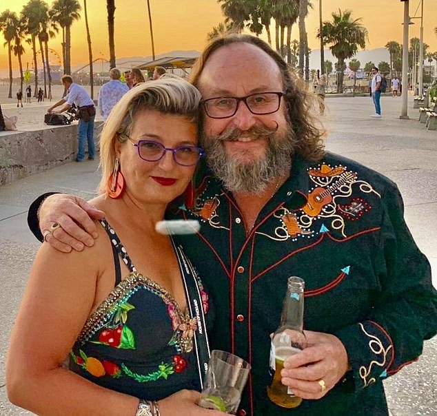 La viuda del motociclista peludo Dave Myers obtendrá enormes ganancias después de disolver la compañía de televisión de su difunto marido.