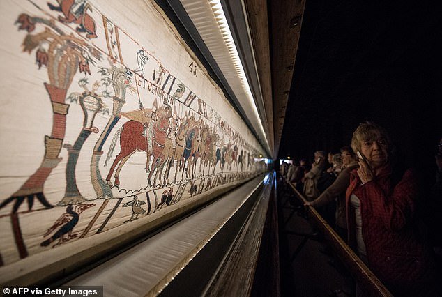 El Museo Británico pagará £1,2 millones para transportar el Tapiz de Bayeux a través del Canal de la Mancha; las obras de arte icónicas recibirán su propia escolta policial y un servicio especial de Eurostar.