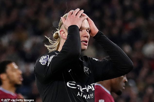 Pep Guardiola respalda una defensa decidida del tímido Erling Haaland a pesar de la infructuosa carrera de la estrella del Manchester City, pero insiste en que el delantero NO está lesionado.