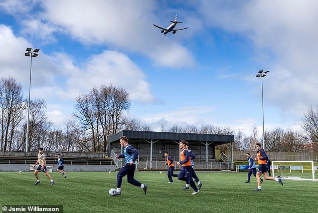 ON THE ROAD celebra a los cadetes de la Armada de EE. UU. mientras reciben un curso intensivo sobre la emoción del fútbol escocés
