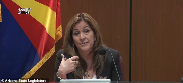 Senador demócrata recibe críticas por reacción demencial cuando una niña habla sobre prohibir a las mujeres trans en el equipo de voleibol