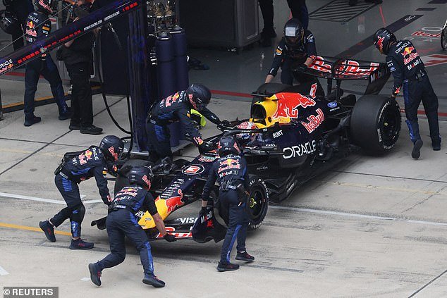 El furioso Max Verstappen advierte que las nuevas regulaciones de la F1 “volverán loco al deporte” después de verse obligado a retirarse del Gran Premio de China