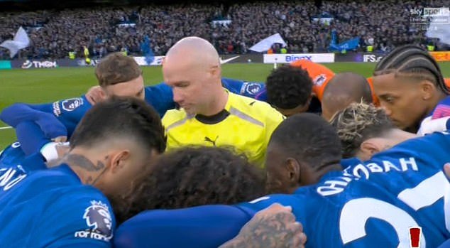 Chelsea abandonó su scrum del círculo central después de que el truco del saque inicial se volvió “demasiado distraído”, ¡y terminó con el árbitro atrapado en el medio!