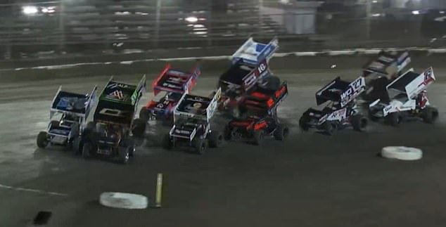 Horror cuando un oficial murió después de un accidente vehicular de emergencia en la carrera de tierra Texas World of Outlaws