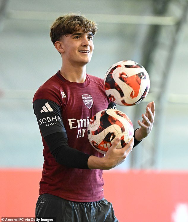 Revelado: cómo el nuevo héroe del Arsenal, Max Dowman, sorprendió a sus compañeros de equipo en los entrenamientos y humilló a jugadores que le doblaban la edad, el papel de su familia en su meteórico ascenso y la estrella de Inglaterra que lo tomó bajo su protección.