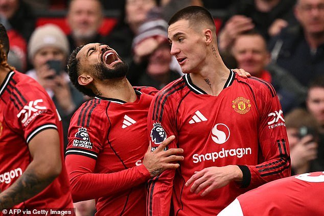 Man United 3-1 Aston Villa – CLASIFICACIONES DE LOS JUGADORES: El héroe de los Red Devils se convierte en auténtica leyenda con un hito, la estrella del United defiende con firmeza su lugar en la Copa del Mundo, pero ¿quién tuvo problemas después de recibir una tarea ingrata?
