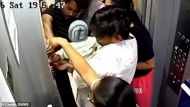 Momento en el que el brazo del bebé queda atrapado en la puerta del ascensor en un horrible incidente.