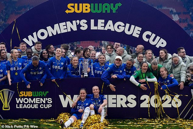El Chelsea defiende su título de la Copa de la Liga Femenina con una victoria por 2-0 sobre el Man United, mientras Lauren James regresa para perseguir a su ex equipo.