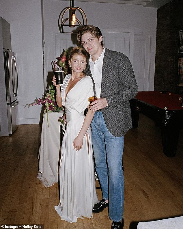 Influencer critica a Internet después de criticar a sus amigos por vestirse de blanco en su fiesta de compromiso ‘discreta’: ‘Eso es una locura’