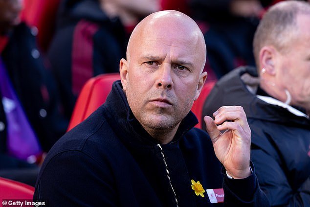 Las preocupantes deficiencias que siguen afectando al Liverpool, por qué los nerviosos Rojos no pueden dejar de conceder goles tarde en Anfield y hasta qué punto tiene culpa Arne Slot después de otro devastador revés contra los Spurs, escribe LEWIS STEELE