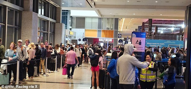 Cientos de agentes de la TSA renunciaron cuando el gobierno cerró mientras los pasajeros luchaban con filas de tres horas en el aeropuerto.