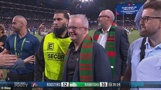 Cómo Anthony Albanese “sufrió un desaire vergonzoso” antes de unirse a la invasión de la cancha de los fanáticos del fútbol