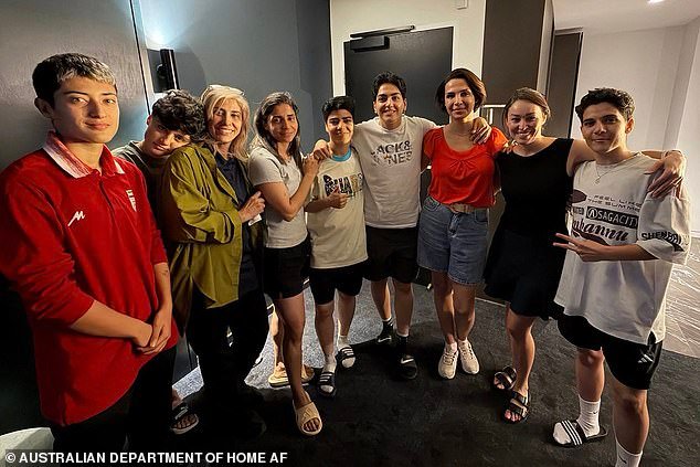 Revelado: Las cuatro escalofriantes palabras que enviaron a las estrellas del fútbol rebelde de Irán en el siguiente vuelo a casa, después de que un secuaz encubierto de la Guardia Republicana transmitiera la siniestra amenaza.