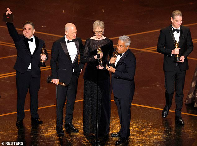 La película de Fórmula 1 de Lewis Hamilton gana el Oscar al mejor sonido… pero la estrella de Ferrari se pierde el deslumbrante espectáculo de Hollywood