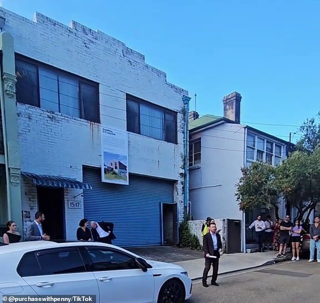 ¿Error u obra maestra? La oferta de 350.000 dólares de una mujer distraída en una subasta de Sydney genera un gran debate