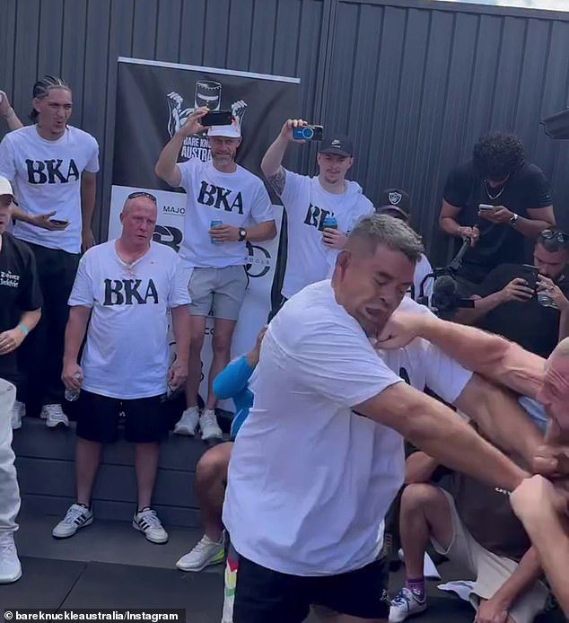 Sea testigo del brutal momento en que una estrella del fútbol es noqueado con sus dedos desnudos en un combate de boxeo en el patio trasero.