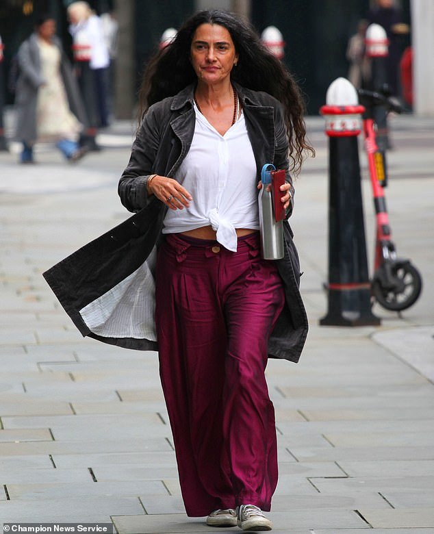 La doula de nacimiento de 41 años está envuelta en una amarga disputa por herencia después de que le quitaran la fortuna de 5 millones de libras esterlinas de su marido, un rico inversor inmobiliario, en medio de temores de que “desapareciera en Brasil”.