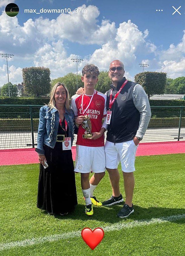 El padre de Max Dowman ataca al entrenador de su niño prodigio de 16 años, quien “pateó los conos”, pero ahora concede entrevistas a los medios sobre cómo ayudó a convertirlo en una estrella del Arsenal.
