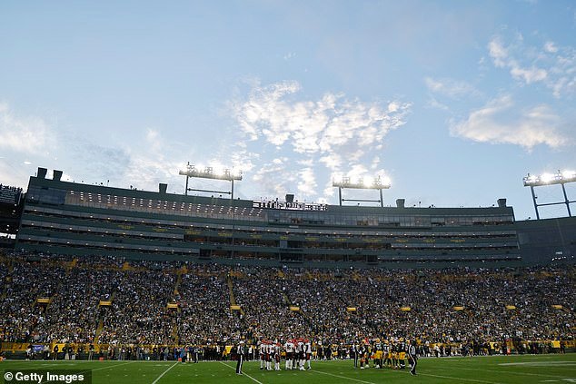 Los fanáticos de los Green Bay Packers están indignados cuando el director ejecutivo del equipo anuncia un cambio impactante en el legendario Lambeau Field.