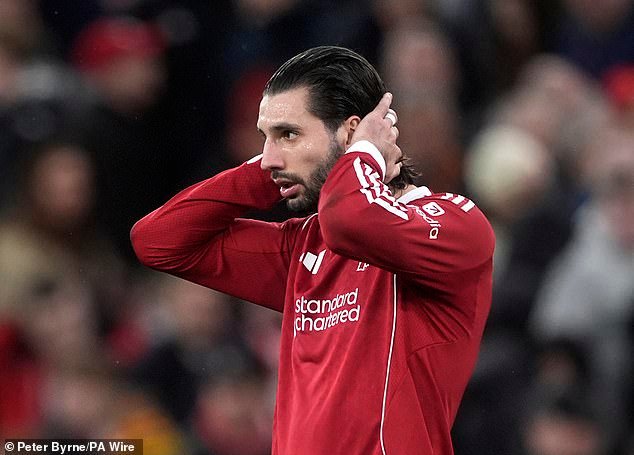 Dominik Szoboszlai critica a los fanáticos del Liverpool por irse temprano y abuchear después de su pobre empate 1-1 con los Spurs, y afirma que la negatividad NO está ayudando al equipo durante este período difícil.