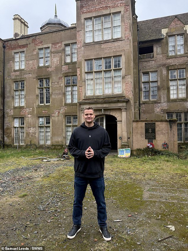 El gurú inmobiliario británico del que se burlaron online por alquilar un jet privado de £150.000 desde los Emiratos Árabes Unidos sufrirá una gran pérdida con su castillo de 20 habitaciones.