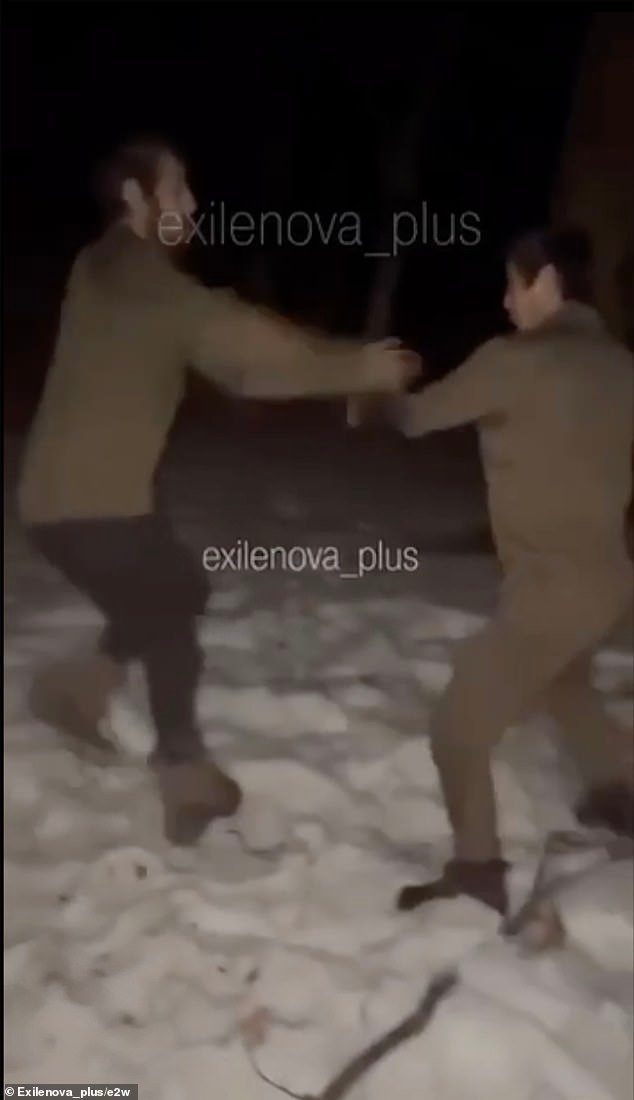 Los despiadados comandantes de Putin obligan a dos soldados asustados a luchar entre sí como “castigo”, y el perdedor es atado a un árbol en temperaturas bajo cero.