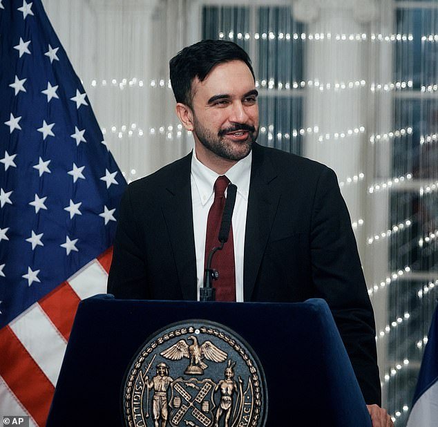 El sonriente alcalde socialista de Nueva York es MUY diferente detrás de escena, mientras los progresistas que se oponen a él lo acusan de comportamiento tiránico e imprudente.