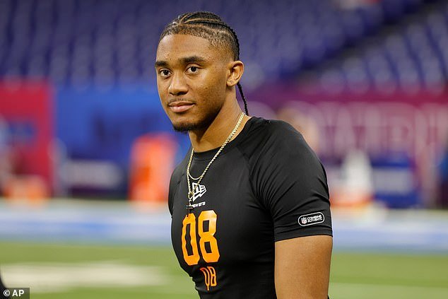 El prospecto negro de la NFL provoca un debate racial al afirmar que los equipos ya no quieren que juegue como QB debido a su color de piel.