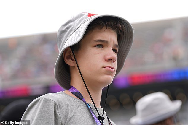 Marshall, el hijo de 14 años de Peyton Manning, está causando revuelo en las redes sociales cuando salen a la luz imágenes de un evento en la escuela secundaria.