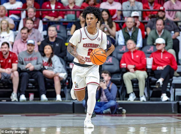 La estrella del baloncesto de Alabama fue arrestada la víspera de March Madness cuando la policía allanó su casa en Tuscaloosa.