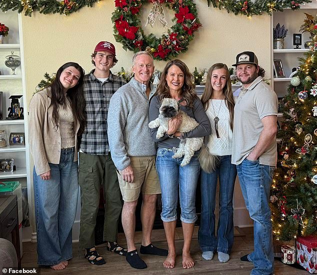 Una perfecta familia estadounidense vivía en una impresionante mansión de 1,1 millones de dólares en Colorado y financió los establos de caballos de su glamurosa hija… ahora la matriarca ha manchado su buen nombre con un ENORME escándalo.