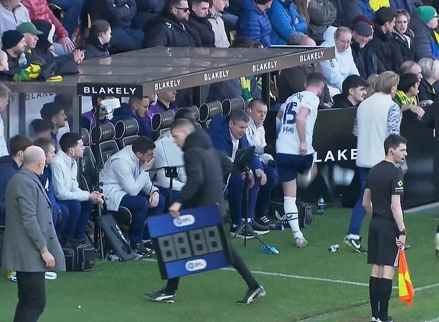La estrella de la EFL, frustrado, patea a un fanático en la CABEZA con una botella de agua mientras su equipo sufre su cuarta derrota consecutiva.