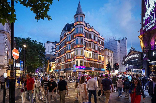 Los planes para erigir paneles LED para “emparejar a Disneyland París” en Leicester Square están siendo rechazados después de que los residentes se quejaran de que se convertiría en un área “prohibida” para personas con discapacidad visual.