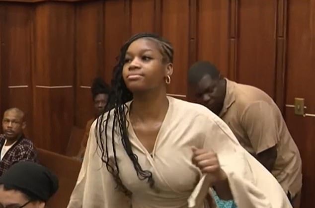 La joven asesina de 17 años muestra una expresión cautelosa en la sala del tribunal mientras afirma que apuñaló a su novio mientras “jugaba a caballo”.