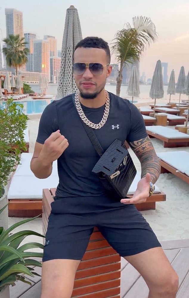 HSTikkyTokky dice que no hay bombas volando sobre Dubai en un video en una playa desierta, horas después de que el ataque con drones detuviera el tráfico aéreo en el aeropuerto.