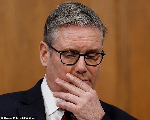 Las huellas dactilares de Keir Starmer han sido “eliminadas forensemente de los archivos de Peter Mandelson”, afirman los conservadores