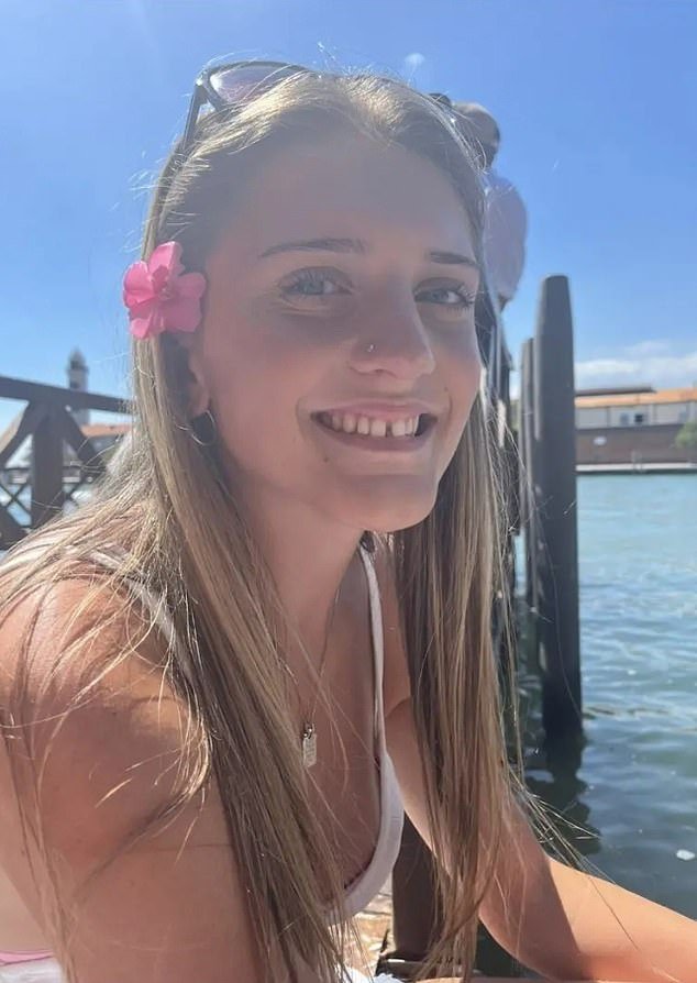 En la foto: estudiante de secundaria de 18 años que murió de meningitis en el brote de Kent, que también mató a un joven de 21 años.