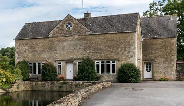 EDEN CONFIDENCIAL: El rey pagó £3,75 millones por la casa de al lado de la de Camilla