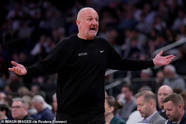 El entrenador de baloncesto universitario que hizo historia toma la impactante decisión de retirarse… días después de que el equipo dijera que se quedaría.