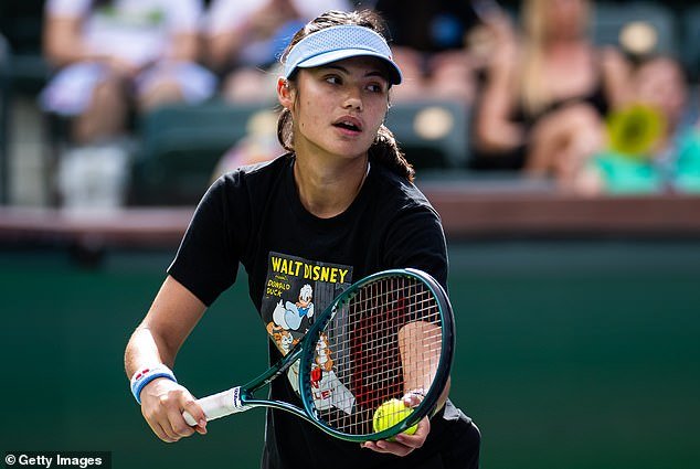 Los temores aumentan por Emma Raducanu cuando se retira del Miami Open debido a un desagradable virus con el que la número 1 británica ha estado luchando desde FEBRERO.