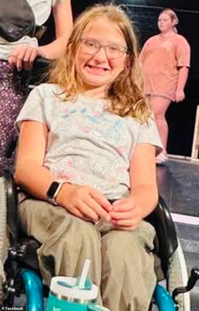 Una niña de 12 años está angustiada después de que una legendaria banda de rock le impidiera cantar con ellos en el escenario porque estaba en silla de ruedas.