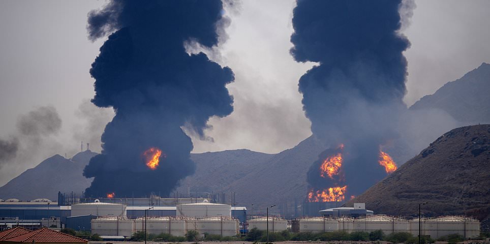 El ataque con aviones no tripulados iraníes a una importante terminal petrolera de los Emiratos Árabes Unidos provoca el segundo incendio en tantos días como el ataque a un petrolero del Golfo: actualizaciones en vivo