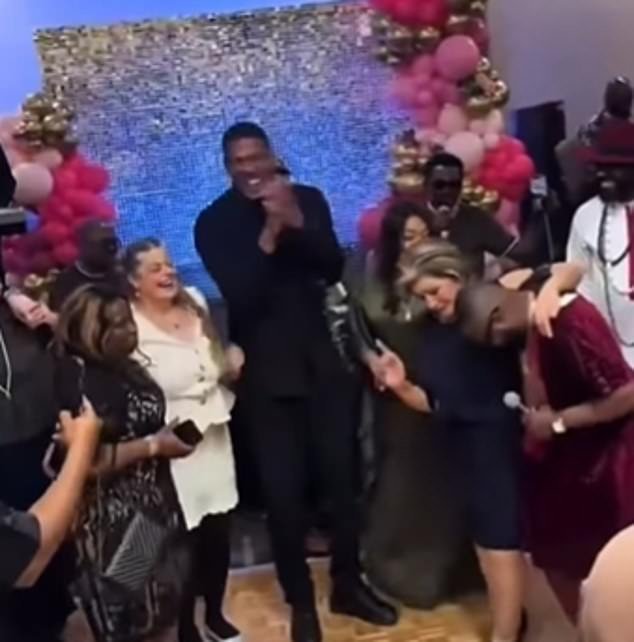 Imágenes conmovedoras muestran a Anthony Joshua bailando con las madres de sus dos amigos fallecidos, después de un sincero discurso durante la fiesta del Día de la Madre.