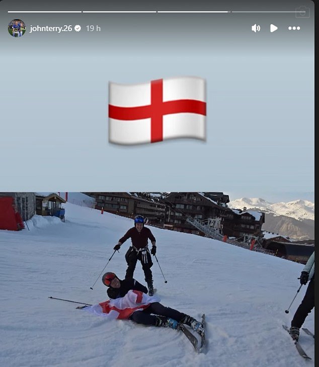 John Terry cae por la pista de esquí de Courchevel después de “beber y romper tequilas todo el día” antes de ir a esquiar con la bandera de San Jorge en la mano