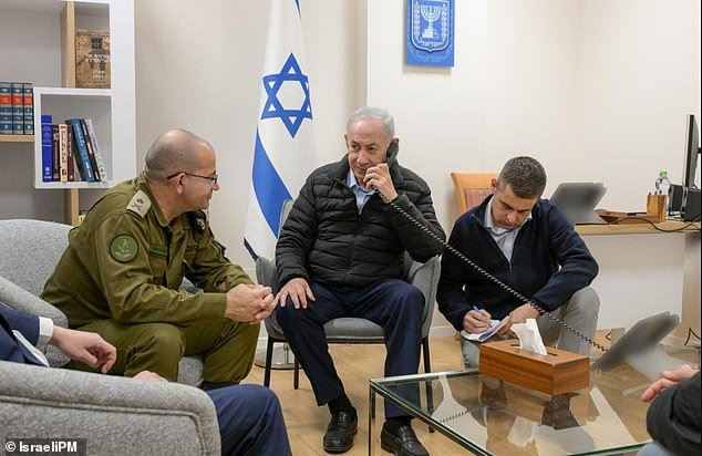 Momento en que Netanyahu ordena el asesinato del ‘líder de facto’ de Irán, antes de que el ministro de Defensa se jacte de que las FDI enviaron a Ali Larijani ‘a unirse a Jamenei en el infierno’