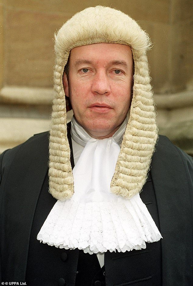 Un juez jubilado critica los planes de David Lammy de eliminar los juicios con jurado, diciendo que pondrían al sistema de justicia “en la línea de fuego” y NO ahorrarían dinero.