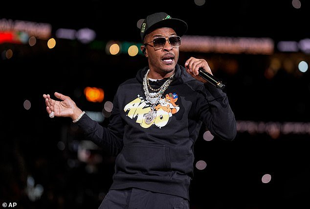 En un controvertido juego de los Atlanta Hawks que pretendía ser una asociación con un club de striptease antes de que la NBA lo cerrara.