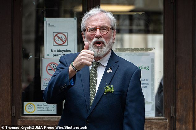 El ex presidente del Sinn Féin, Gerry Adams, niega haber sido miembro del IRA mientras declara por primera vez ante un tribunal británico.