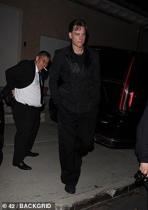 Joe Burrow consolida su lugar como el soltero más elegible de la NFL cuando se le ve besuqueándose con Tate McRae y Alix Earle en la deslumbrante fiesta posterior a los Oscar.